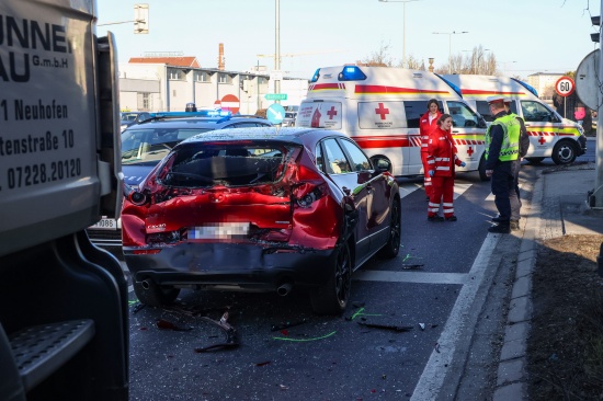 Erhebliche Verkehrsbehinderungen: LKW auf Innviertler Stra�e in Wels-Pernau auf PKW aufgefahren