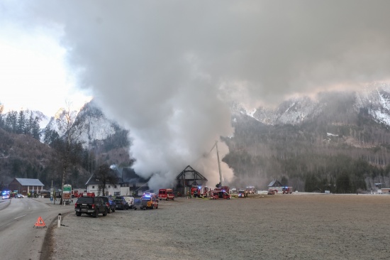 Alarmstufe 2: Wirtschaftstrakt auf Bauernhof in Hinterstoder in Vollbrand