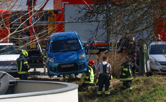 Unbeabsichtigte Fahrt ins Grne: Feuerwehr hob Mopedauto in Sattledt mit Kran aus Bschung