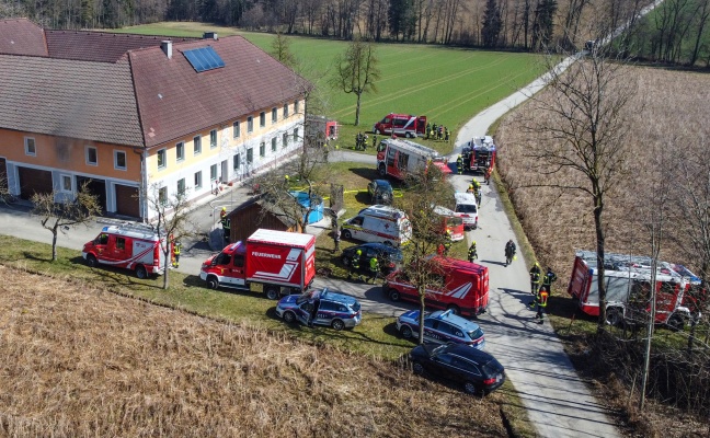 Fnf Feuerwehren bei Zimmerbrand in einem Vierkanter in Ried im Traunkreis im Einsatz