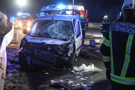 T�dlicher Verkehrsunfall: Kleintransporter auf Westautobahn bei Ohlsdorf gegen LKW gekracht