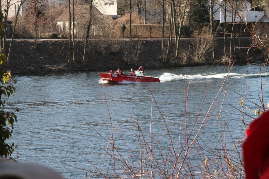 Leblose Person mit Feuerwehrboot aus der Traun geborgen
