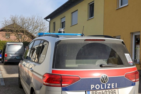 Mordalarm: Frau (44) in einem Wohnhaus in Neukirchen an der Enknach tot aufgefunden