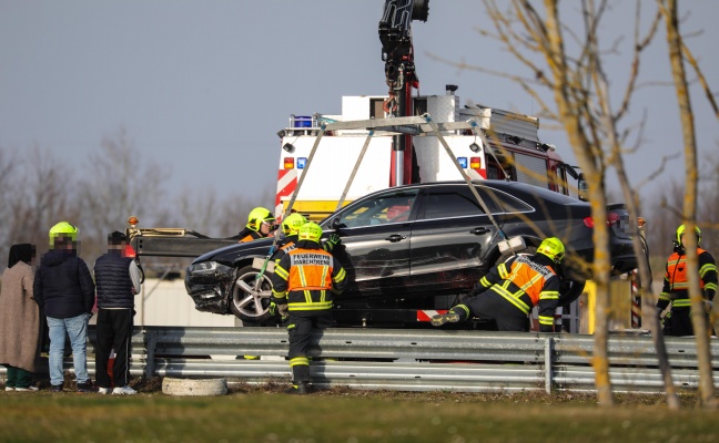 Crashtest statt Fahrsicherheitstraining: Auto steckte auf bungsgelnde in Marchtrenk in Leitschiene