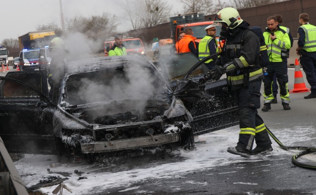 Auto in Vollbrand: Feuerwehr bei Fahrzeugbrand auf Welser Autobahn in Wels-Puchberg im Einsatz
