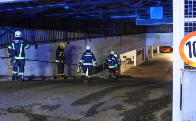 Einsatzkrfte bei Brandverdacht in der Tiefgarage einer Wohnanlage in Wels-Lichtenegg im Einsatz