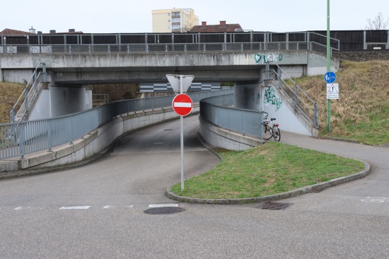 Schwerer Verkehrsunfall im Bereich einer Eisenbahnunterf�hrung in Wels
