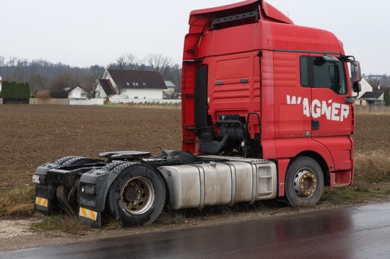 Vergessene LKW-Zugmaschine in Wels-Schafwiesen wird offensichtlich in Einzelteilen abgetragen