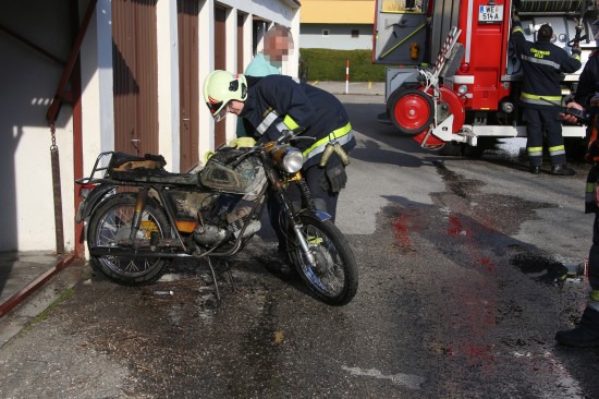 Brennendes Motorrad von der Feuerwehr abgelöscht