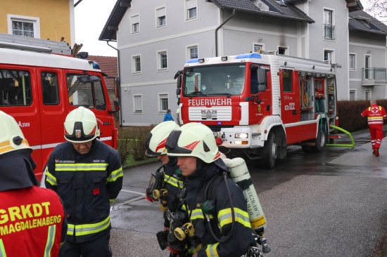 Sechs Feuerwehren bei Zimmerbrand in einem Mehrparteienwohngebude in Pettenbach im Einsatz