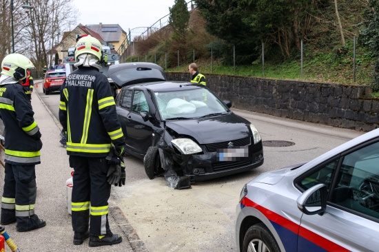 PKW-Lenkerin kracht in Thalheim bei Wels mit Auto gegen Steinmauer