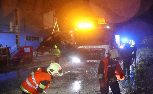 Auto bei Unfall in Wels-Schafwiesen durch Strucher in Gegenverkehr und wieder zurck geschleudert