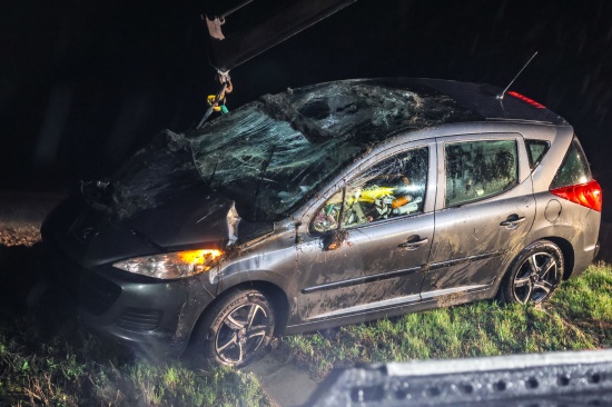 Auto am Dach: PKW-�berschlag bei Niederneukirchen endet mit zwei Verletzten