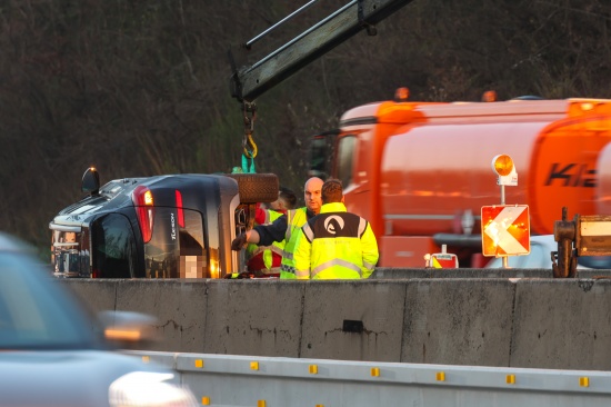 PKW in Seitenlage: Auto bei Verkehrsunfall auf Westautobahn in Linz-Ebelsberg umgekippt