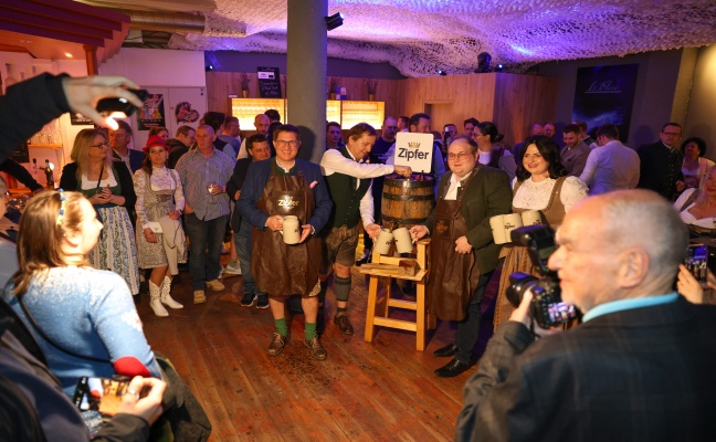 "LeBlue": Groes Medieninteresse auch beim kleinen Festbieranstich in der Weinkost