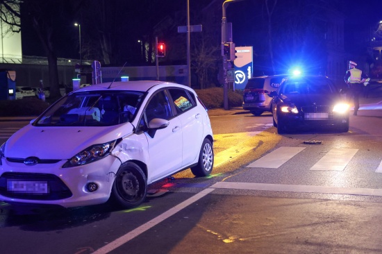 Kreuzungscrash zwischen zwei PKW in Wels-Innenstadt endet glimpflich