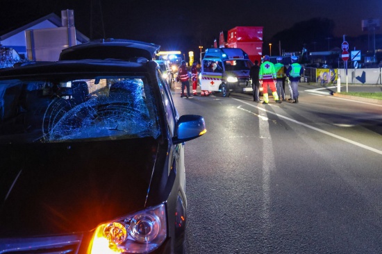 Person auf Scharnsteiner Stra�e in Gmunden von Auto erfasst und von LKW mitgeschleift