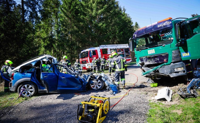 Tdlicher Verkehrsunfall: Auto auf Altheimer Strae bei Weng im Innkreis frontal gegen LKW gekracht