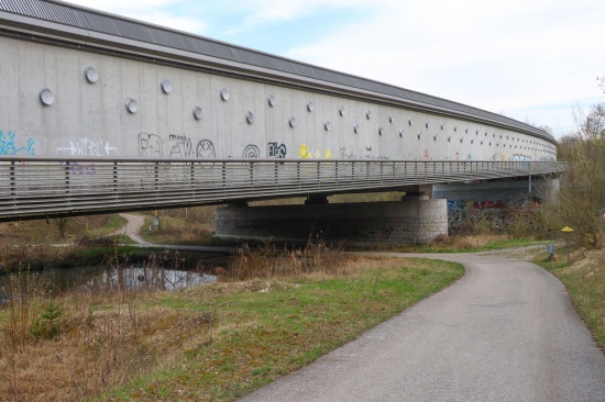 Feuerwehr zu entfachtem Feuer beim Treppelweg entlang der Traun in Wels-Waidhausen alarmiert