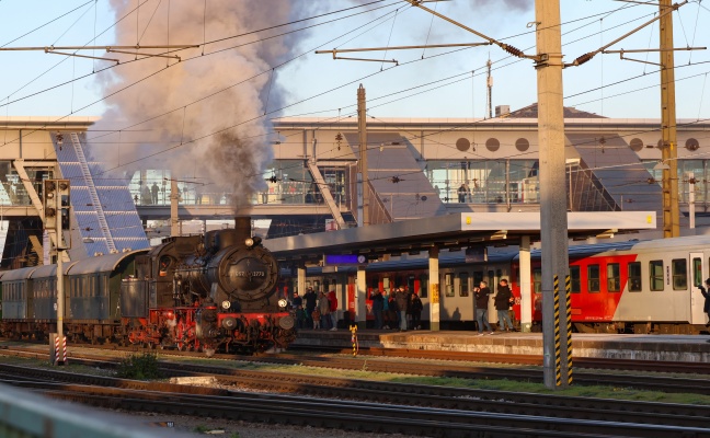 Dampfsonderzug mit kurzem Halt in der Abendsonne am Hauptbahnhof in Wels
