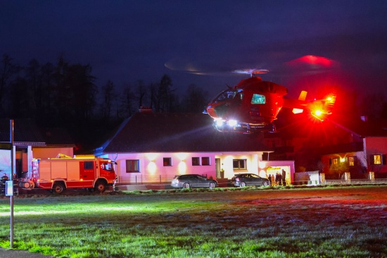 Personenrettung mittels Drehleiter nach medizinischem Notfall in Gmunden