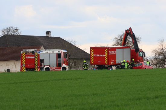Frontalcrash verhindert: PKW landet bei Ausweichmanver in Sattledt im Feld