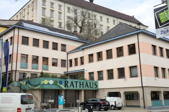 Polizeieinsatz nach Bombendrohung: Frau drohte Rathaus in Kremsmnster in die Luft zu sprengen