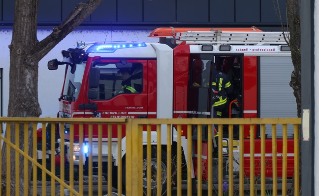Einsatzkrfte der Feuerwehr bei Brandnachschau in einem Gewerbeobjekt in Wels-Pernau im Einsatz