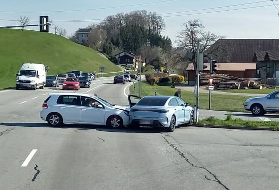 Kreuzungskollision zwischen zwei PKW auf Scharnsteiner Stra�e in Gmunden