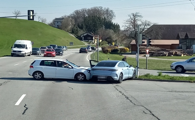 Kreuzungskollision zwischen zwei PKW auf Scharnsteiner Strae in Gmunden