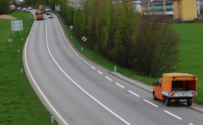 Einsatzkrfte zu Personenrettung nach Verkehrsunfall auf Rieder Strae in Tumeltsham alarmiert