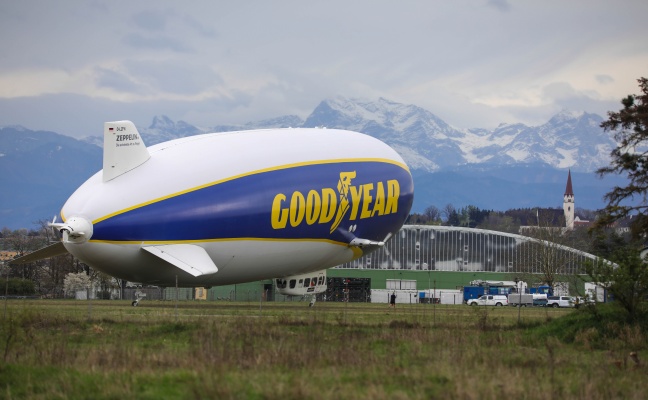 Blicke zum Himmel: Zeppelin nach Fahrt ber Obersterreich am Flugplatz in Wels-Neustadt gelandet