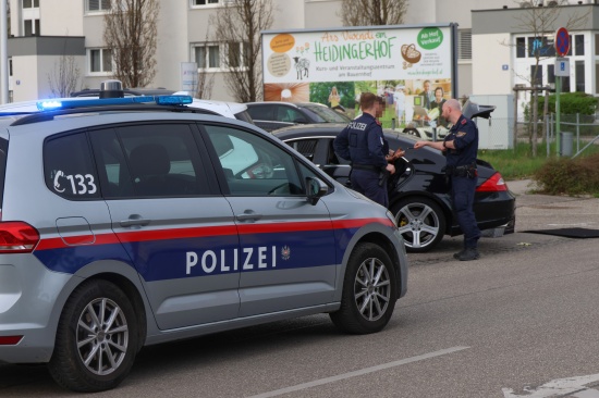 Verschmorte Batterie: Einsatzkr�fte der Feuerwehr bei PKW-Brand in Wels-Neustadt im Einsatz