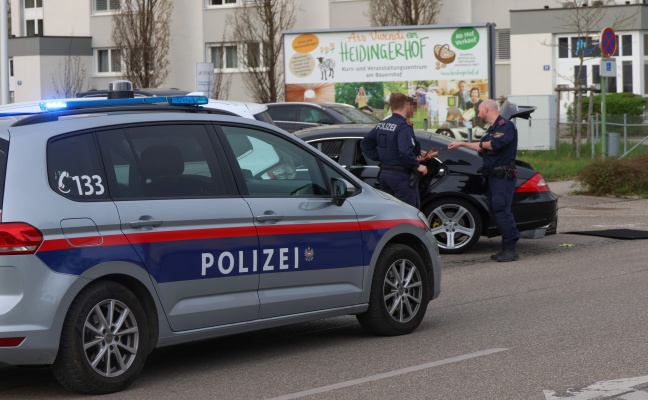 Verschmorte Batterie: Einsatzkrfte der Feuerwehr bei PKW-Brand in Wels-Neustadt im Einsatz