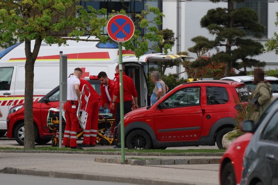 Rettungseinsatz beim Klinikum: Patient in Wels-Neustadt von Rettungskr�ften aus Mopedauto gerettet