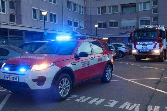 Brandverdacht: Intensiver Kochgeruch in einem Mehrparteienhaus in Thalheim bei Wels lste Alarm aus