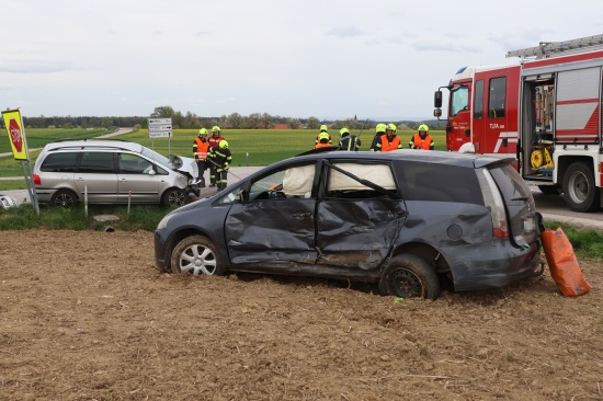 Auto bei heftigem Kreuzungscrash in Sipbachzell in angrenzendes Feld geschleudert