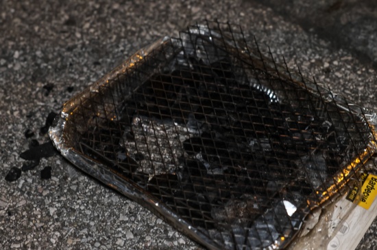 Grillschale stand in Wels-Lichtenegg brennend auf einem Gehsteig neben Kreisverkehr