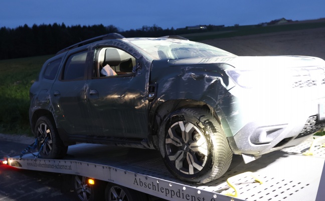 Auto in Seitenlage: PKW-Lenker bei Peuerbach von der Strae abgekommen