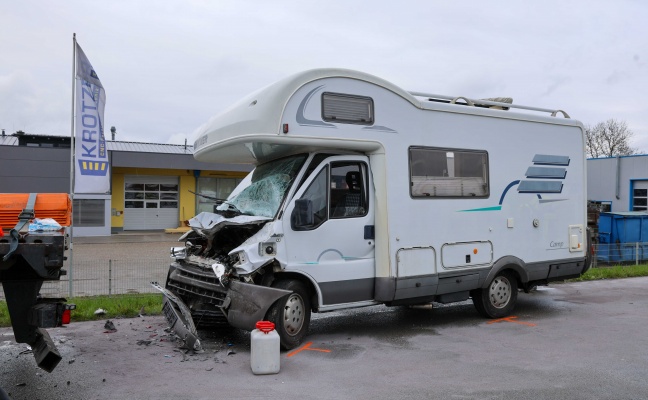 Folgenschwerer Auffahrunfall zwischen Wohnmobil und LKW in Helpfau-Uttendorf fordert vier Verletzte