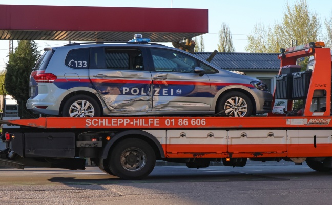 Kollision zwischen PKW und Streifenwagen auf Gmundener Strae in Edt bei Lambach