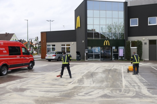 "Mc�lspur mit Extra-Bindemittel": �lspur auf Parkplatz, Tankstelle und im Stra�enbereich in Wels-Pernau