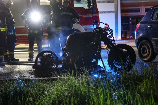Brand eines abgestellten Motorrades in Wels-Lichtenegg sorgte f�r Einsatz von Feuerwehr und Polizei