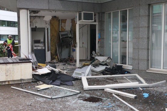 Bankomatsprengung: Gro�einsatz der Polizei nach heftigter Detonation bei Bankfiliale in Wels-Pernau