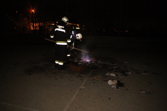 Jugendliche setzten Karton und Papier auf Spielplatz in Brand