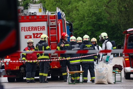Gefahrstoffeinsatz: Austritt von Batteries�ure aus abgest�rzter "Elektroameise" in Wels-Pernau