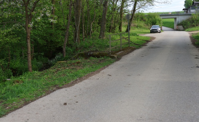 Autolenker nach Sekundenschlaf bei Tumeltsham von Strae abgekommen und auf Bachverbauung gelandet