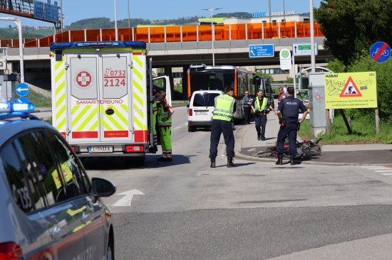 Schwerer Verkehrsunfall zwischen Radfahrer und Linienbus in Linz-Kaplanhof
