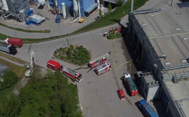 Drei Feuerwehren zu Brand bei einem Abfallentsorgungsunternehmen in Wels-Schafwiesen alarmiert