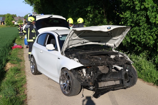 Auto bei Sattledt von schmaler Strae abgekommen und gegen Bume gekracht